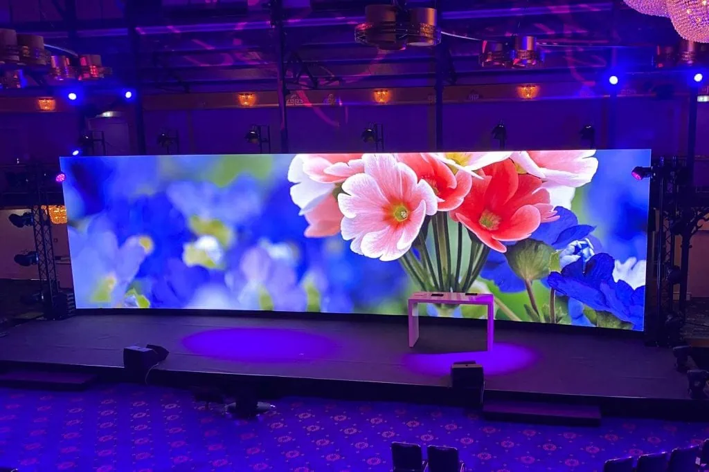 ROE Ruby LED-Videowand mit farbenfrohem Blumenmotiv